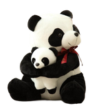 nounours panda en peluche tenant un bebe